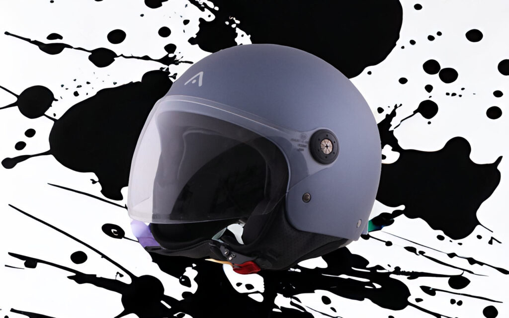 Casco jet ADN Spritz compacto — diseñado para caber bajo el asiento del scooter