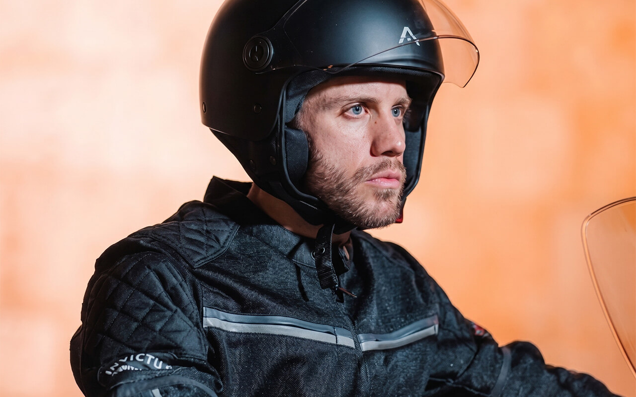 casco adn spritz cabe bajo asiento scooter