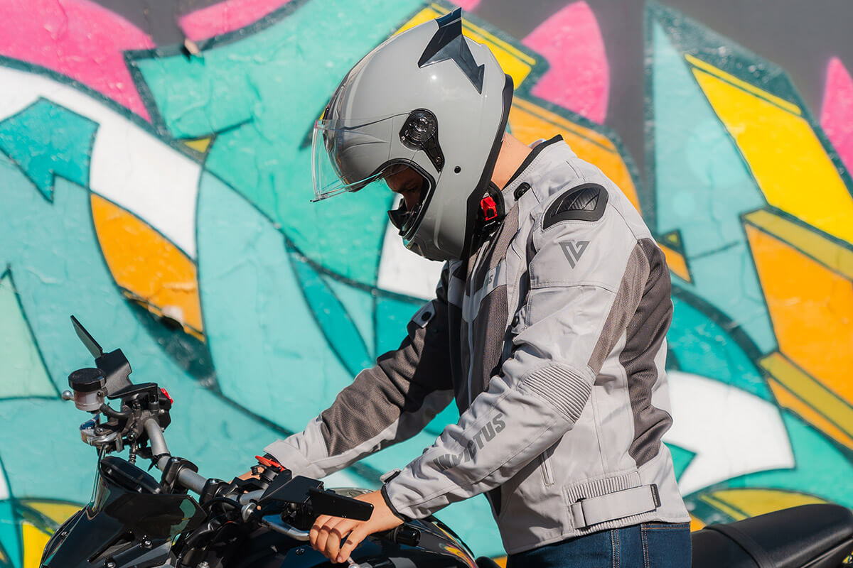 casco de moto dolor cervical