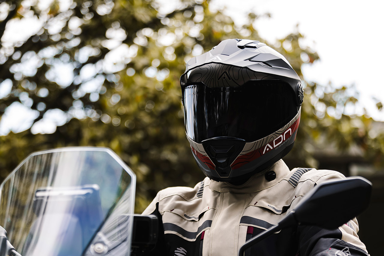 casco de moto con visor ahumado